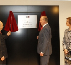 Don Juan Carlos y el Jefe del Estado de Israel en presencia de Doña Sofía descubren una placa conmemorativa de la inauguración