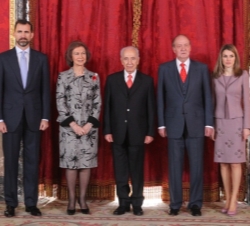 Los Reyes acompañados por Sus Altezas Reales los Príncipes de Asturias y el Presidente de Israel