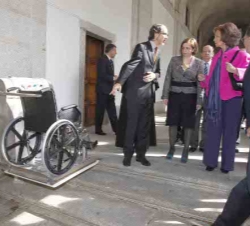 Su Majestad la Reina recibe las explicaciones de Jaime Alexandre, director general de Coordinación de Políticas Sectoriales sobre la Discapacidad