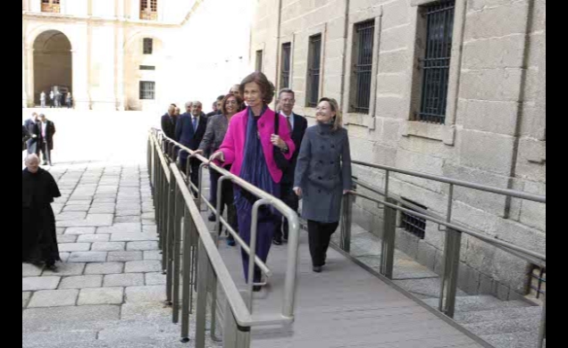Doña Sofía en la nueva rampa de entrada a la Basílica del Monasterio del Escorial para mejorar la accesibilidad al recinto