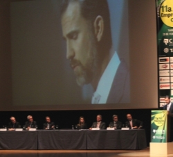Vista de la mesa presidencial durante el discurso del Príncipe de Asturias y de Girona