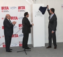 Don Felipe descubre una placa conmemorativa de la inauguración de la Planta Piloto Ordesa-IRTA