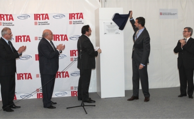 Don Felipe descubre una placa conmemorativa de la inauguración de la Planta Piloto Ordesa-IRTA