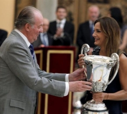 Don Juan Carlos entrega el Trofeo Comunidad Iberoamericana a Luciana Aymar