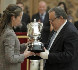 La Infanta Doña Elena entrega al presidente de la Federación Andaluza de Fútbol, Eduardo Herrera, el Premio Infanta de España S.A.R. Doña Elena