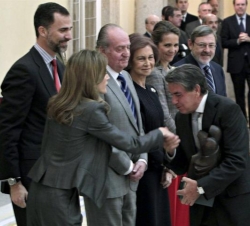 La Princesa de Asturias recibe el saludo de Manolo Santana, tras recibir el Premio Nacional Francisco Fernández Ochoa