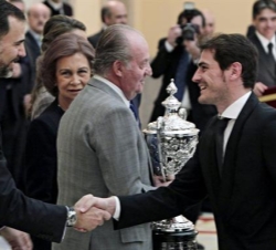 El capitán de la Selección Española de Fútbol, Iker Casillas, saluda al Príncipe de Asturias