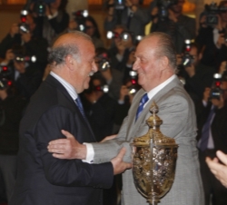 Su Majestad el Rey saluda al seleccionador nacional de Fútbol, Vicente del Bosque