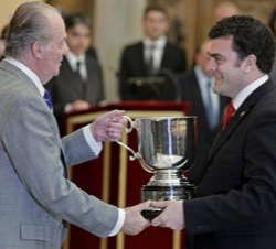 El alcalde de Leganés, Rafael Gómez Montoya, recibe de manos de Su Majestad el Rey el Premio Consejo Superior de Deportes