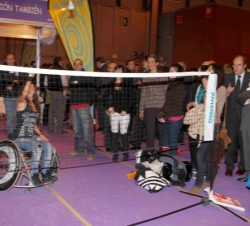 Su Alteza Real observa un partido de badminton en silla de ruedas, en el stand de la Fundación También