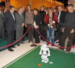 La Infanta Doña Elena presencia un partido de fútbol de robots en el stand de la Universidad Rey Juan Carlos