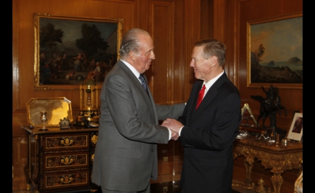 Don Juan Carlos recibe el saludo del presidente mundial de Ford Motor Company, Alan Mulally