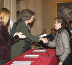 Doña Sofía entrega uno de los premios