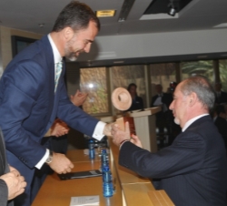 El Príncipe entrega a Rodrigo Rato el galardón concedido a la Fundación CajaMadrid