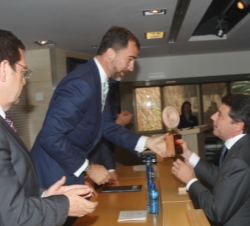 El presidente del Canal de Isabel II y vicepresidente de la Comunidad de Madrid, Ignacio González, recibe el premio de manos de Don Felipe