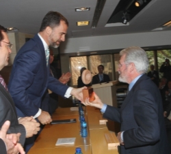 Su Alteza Real el Príncipe de Asturias y de Girona entrega el galardón al director general de la Fundación Rafael del Pino,  Amadeu Petitbó