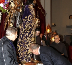El Rey cumple con la tradición de besar el pie al Santo