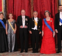 Los Reyes, los Príncipes y el Presidente de la República de Chile y su esposa, antes de la cena en el Palacio Real de Madrid