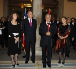 Sus Majestades los Reyes junto al Presidente de Chile y esposa