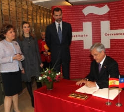 Los Príncipes y el Presidente de Chile y su esposa durante la firma en el libro de honor en el Instituto Cervantes