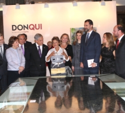 Don Felipe y Doña Letizia junto al Presidente de Chile y su esposa atienden a las explicaciones de la viuda de Roberto Matta, Germana Matta Ferrari, e