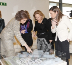 Su Majestad la Reina junto a la Señora de Piñeira observan la maqueta del Centro Alzheimer