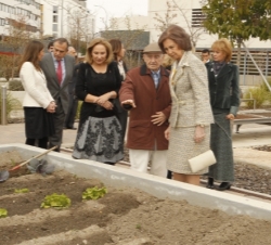 Doña Sofía junto a Cecilia Morel en los jardines del complejo asistencial Reina Sofía