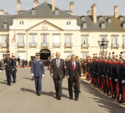 Don Juan Carlos y el Presidente Piñera pasan revista en su despedida