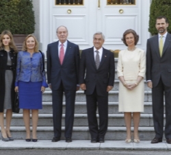 Los Reyes, los Príncipes y el Presidente de la República de Chile y su esposa, antes del almuerzo en el Palacio de La Zarzuela