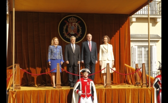 Los Reyes y el Presidente Piñera y su esposa, durante el recibimiento oficial en el Palacio Real de El Pardo