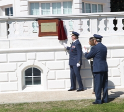 Don Juan Carlos descubriendo la placa conmemorativa del centenario