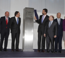Don Felipe descubre la placa conmemorativa de la inauguración