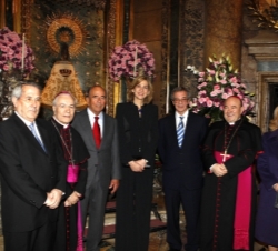 Doña Cristina junto a la imagen de la Virgen del Pilar con los representantes de las entidades y familias mecenas