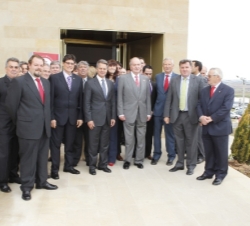 Fotografía de grupo junto a los miembros del Consejo Regulador de la D.O.'Ribera del Duero'