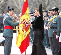 Doña Elena hace entrega de la Bandera