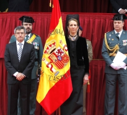 Doña Elena durante el acto de entrega de la Bandera a la 12ª Zona de la Guardia Civil