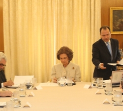 Doña Sofía, Pasqual Maragall e Ignacio Garralda, durante la firma del convenio