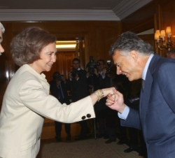 La Reina recibe el saludo del presidente de Mutua Madrileña, Ignacio Garralda, en presencia de Pasqual Maragall