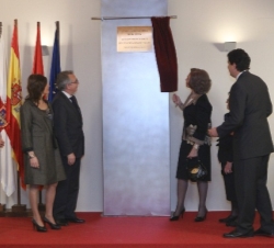Doña Sofía descubre una placa conmemorativa en la Casa del Almirante