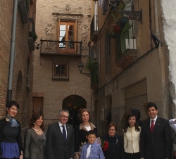 Fotografía de grupo en la fachada de la Casa del Almirante