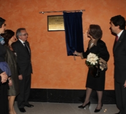 Su Majestad descubre una placa conmemorativa de la inauguración de la rehabilitación del Teatro Gaztambide