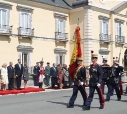 Vista de la tribuna al paso de las tropas que rindieron honores en el recibimiento celebrado en el Palacio de El Pardo