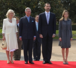 Los Príncipes de Asturias, el Príncipe de Gales y la Duquesa de Cornualles, durante el recibimiento en el Palacio de El Pardo