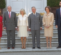 Sus Majestades los Reyes, los Príncipes de Asturias y los Príncipes de Gales momentos antes del almuerzo en el Palacio de La Zarzuela