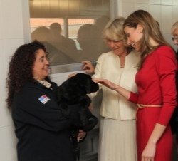 Su Alteza Real la Princesa de Asturias junto a la Duquesa de Cornualles durante su visita a la Fundación ONCE del Perro Guía