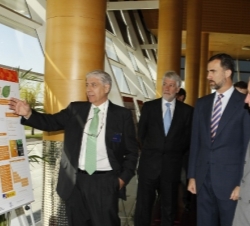 Don Felipe junto al Príncipe de Gales durante su visita al Centro Tecnológico de Repsol-YPF