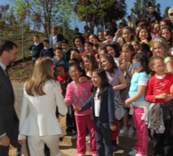 Los Príncipes saludan a un grupo de niños a su llegada al Palacio de Congresos