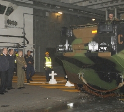 Don Juan Carlos observa la maniobra de un vehículo anfibio