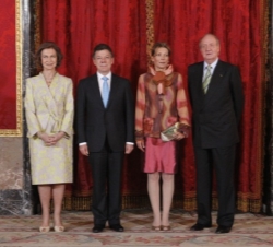 Los Reyes y el Presidente Santos y su esposa, antes del almuerzo en el Palacio Real