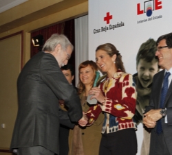 Su Alteza Real hizo entrega del premio a Jordi Folgado director de la Fundación Vicente Ferrer.